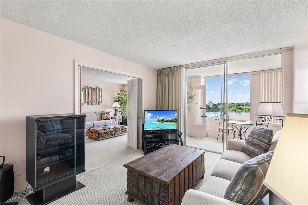 For Sale: $119,000 (2 beds, 2 baths, 1190 Square Feet)