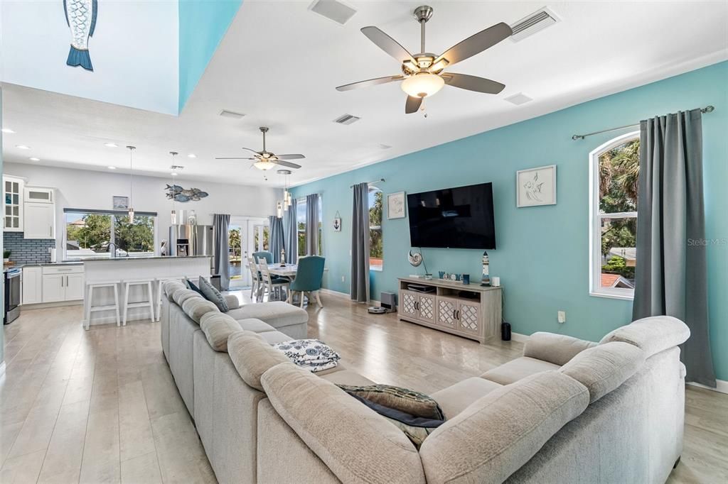 For Sale: $945,000 (3 beds, 2 baths, 1811 Square Feet)