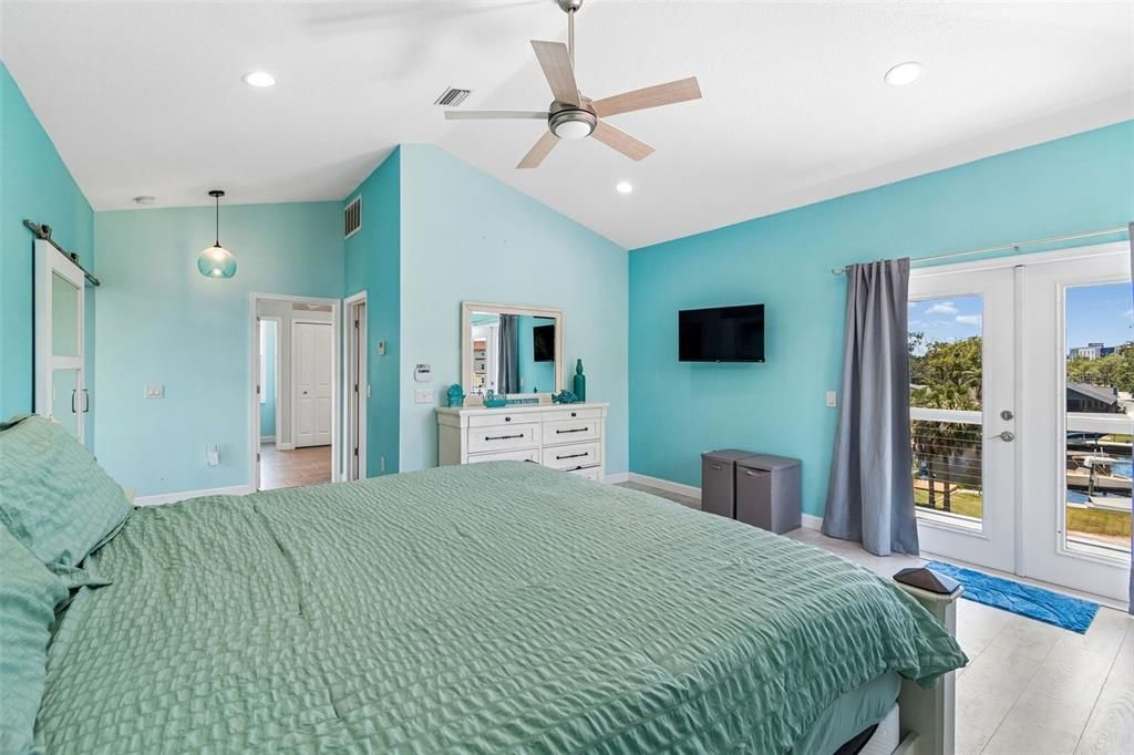 For Sale: $945,000 (3 beds, 2 baths, 1811 Square Feet)