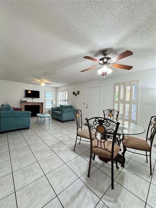 For Rent: $1,300 (2 beds, 2 baths, 912 Square Feet)