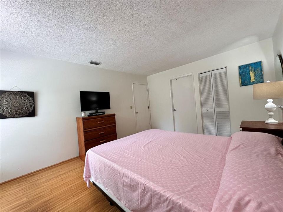 For Rent: $1,300 (2 beds, 2 baths, 912 Square Feet)