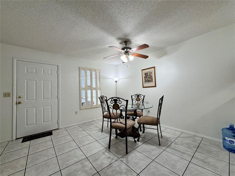 For Rent: $1,300 (2 beds, 2 baths, 912 Square Feet)