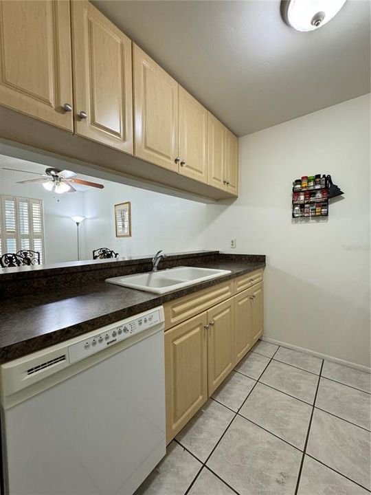 For Rent: $1,300 (2 beds, 2 baths, 912 Square Feet)