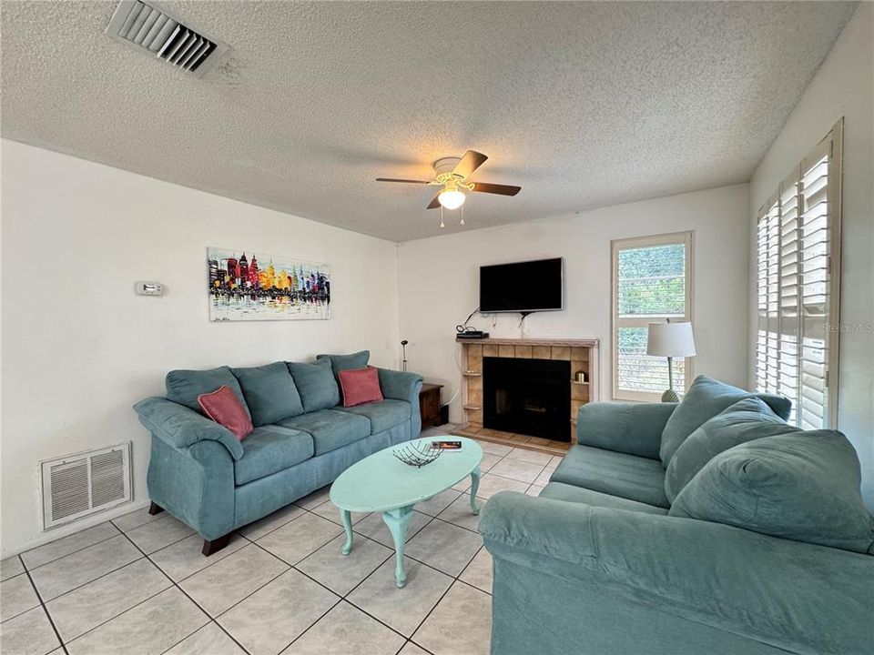 For Rent: $1,300 (2 beds, 2 baths, 912 Square Feet)