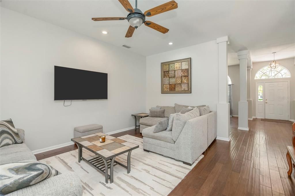 En Venta: $749,000 (4 camas, 3 baños, 2712 Pies cuadrados)