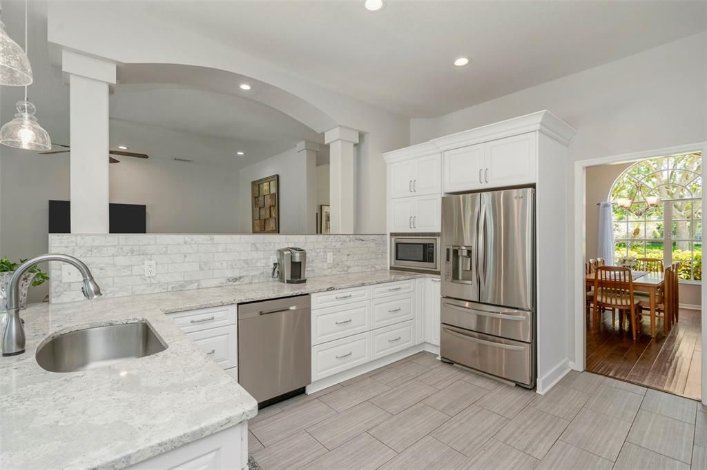 En Venta: $749,000 (4 camas, 3 baños, 2712 Pies cuadrados)