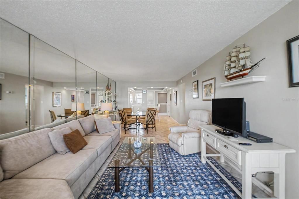 For Sale: $324,900 (2 beds, 1 baths, 970 Square Feet)