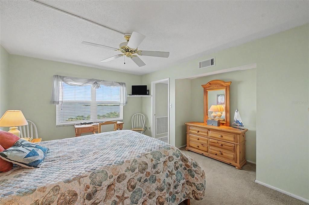 For Sale: $324,900 (2 beds, 1 baths, 970 Square Feet)