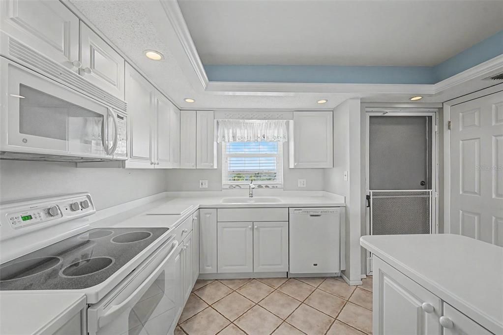 For Sale: $324,900 (2 beds, 1 baths, 970 Square Feet)