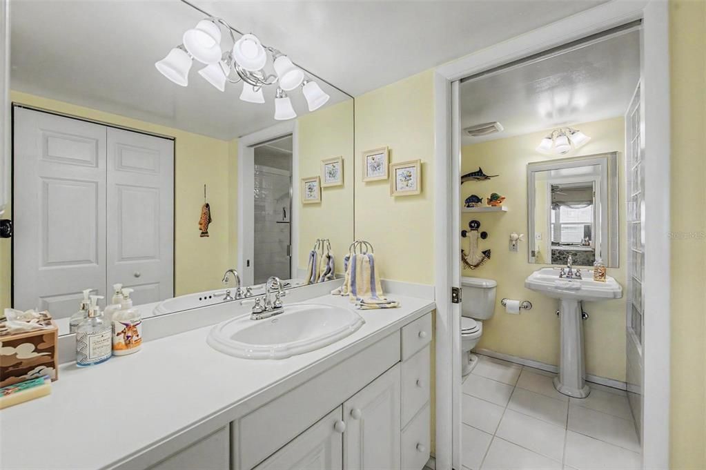For Sale: $324,900 (2 beds, 1 baths, 970 Square Feet)