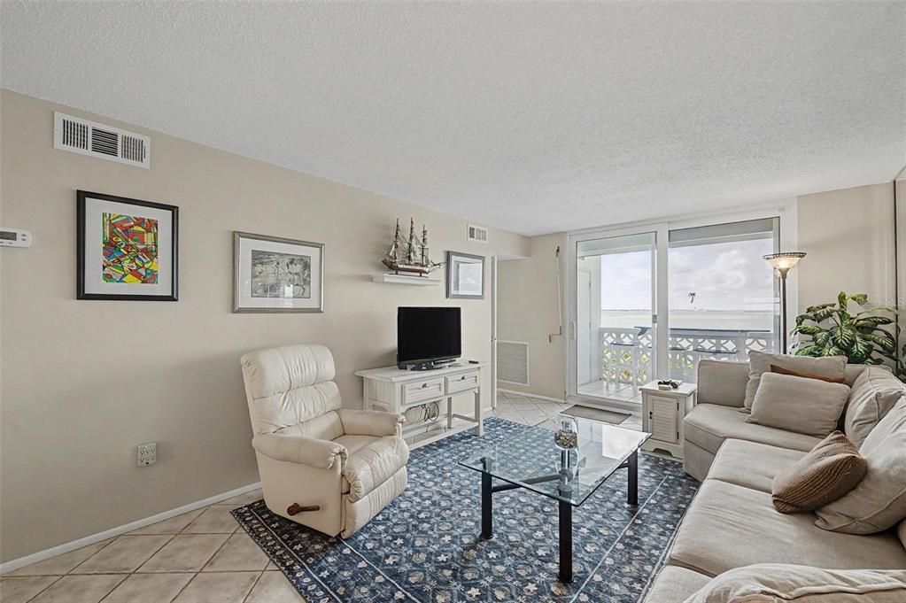 For Sale: $324,900 (2 beds, 1 baths, 970 Square Feet)