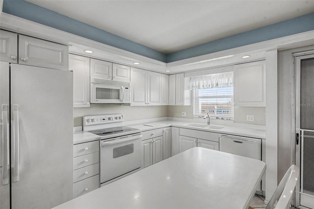 For Sale: $324,900 (2 beds, 1 baths, 970 Square Feet)