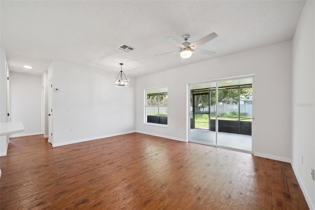 For Sale: $260,000 (3 beds, 2 baths, 1051 Square Feet)