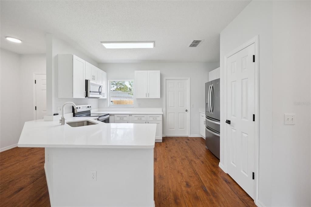For Sale: $260,000 (3 beds, 2 baths, 1051 Square Feet)
