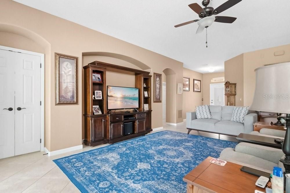 For Sale: $350,000 (2 beds, 2 baths, 1433 Square Feet)