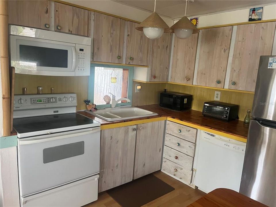 For Sale: $85,000 (2 beds, 1 baths, 672 Square Feet)