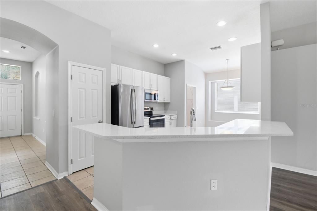 En Venta: $369,900 (4 camas, 2 baños, 2060 Pies cuadrados)