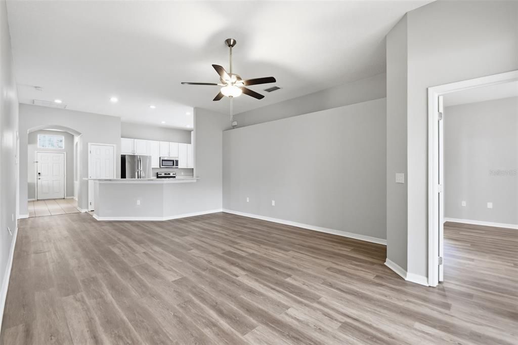En Venta: $369,900 (4 camas, 2 baños, 2060 Pies cuadrados)