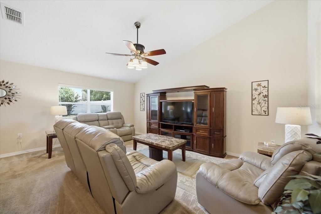 En Venta: $365,000 (3 camas, 2 baños, 1955 Pies cuadrados)