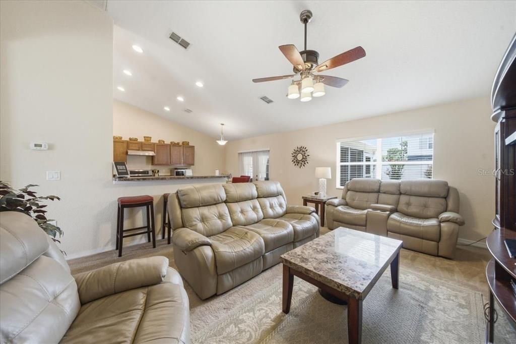 En Venta: $365,000 (3 camas, 2 baños, 1955 Pies cuadrados)