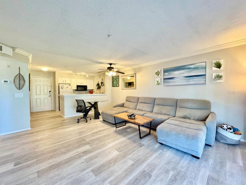 For Rent: $1,600 (1 beds, 1 baths, 713 Square Feet)