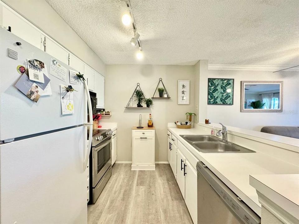 For Rent: $1,600 (1 beds, 1 baths, 713 Square Feet)