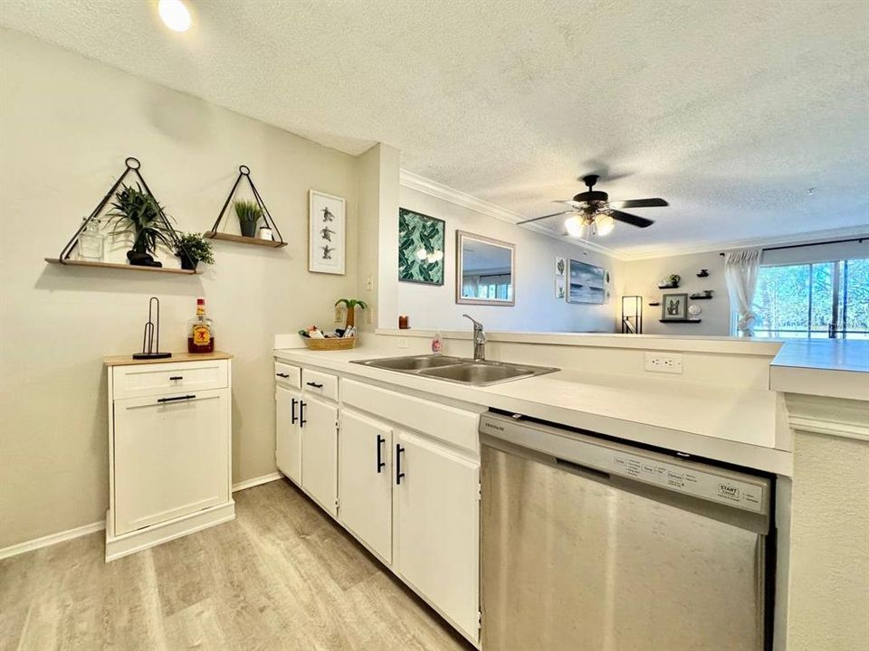 For Rent: $1,600 (1 beds, 1 baths, 713 Square Feet)