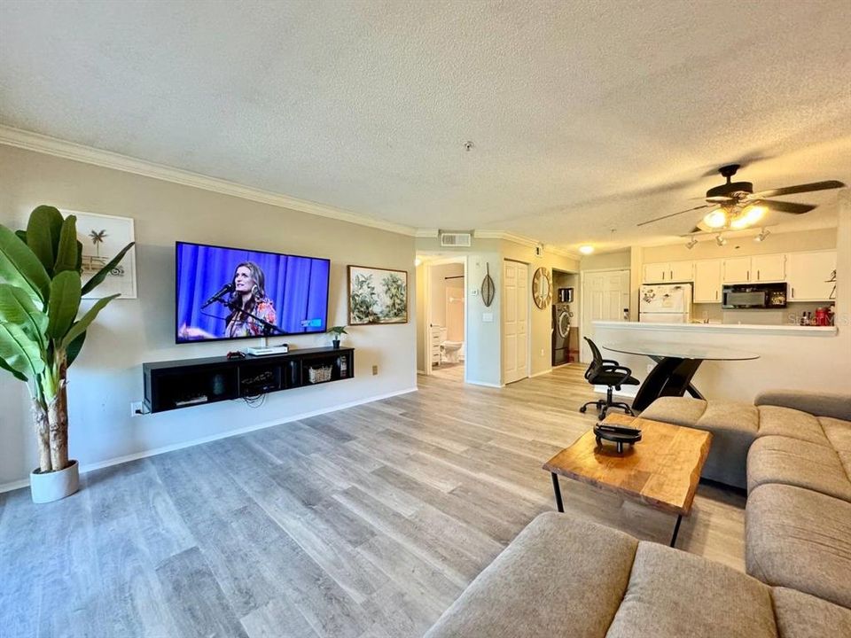 For Rent: $1,600 (1 beds, 1 baths, 713 Square Feet)