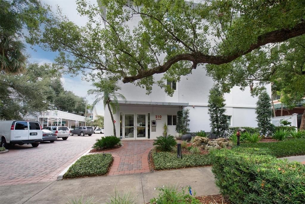For Rent: $1,875 (1 beds, 1 baths, 660 Square Feet)