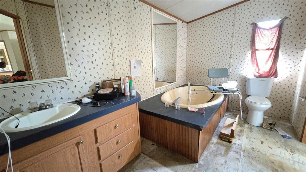 For Sale: $159,999 (3 beds, 3 baths, 1890 Square Feet)