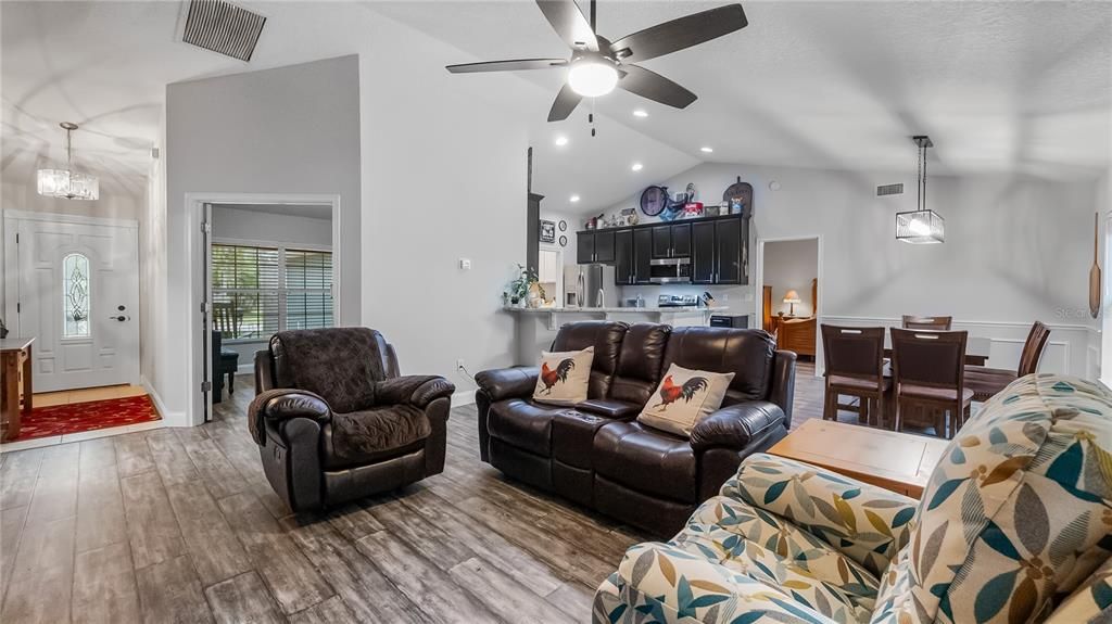 For Sale: $374,900 (3 beds, 2 baths, 1588 Square Feet)