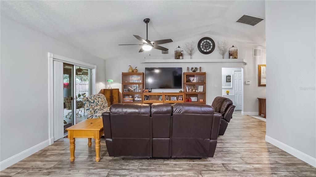 For Sale: $374,900 (3 beds, 2 baths, 1588 Square Feet)