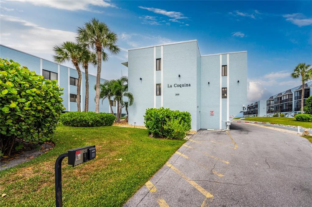 For Sale: $669,000 (2 beds, 2 baths, 993 Square Feet)