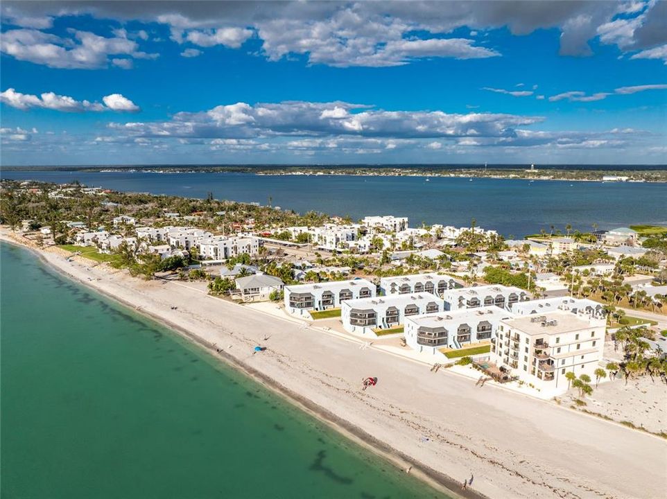 For Sale: $669,000 (2 beds, 2 baths, 993 Square Feet)