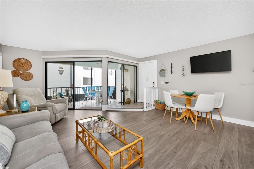 For Sale: $669,000 (2 beds, 2 baths, 993 Square Feet)