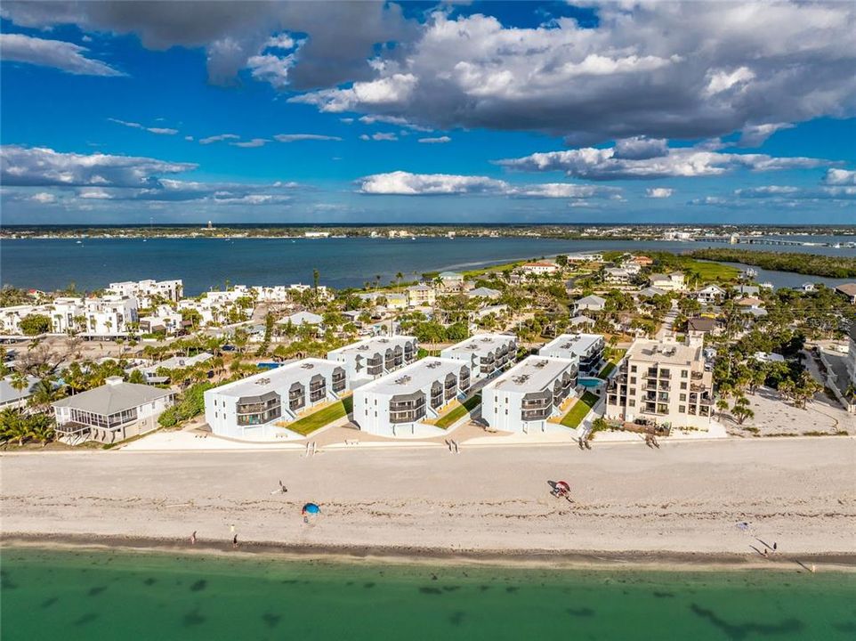 For Sale: $669,000 (2 beds, 2 baths, 993 Square Feet)
