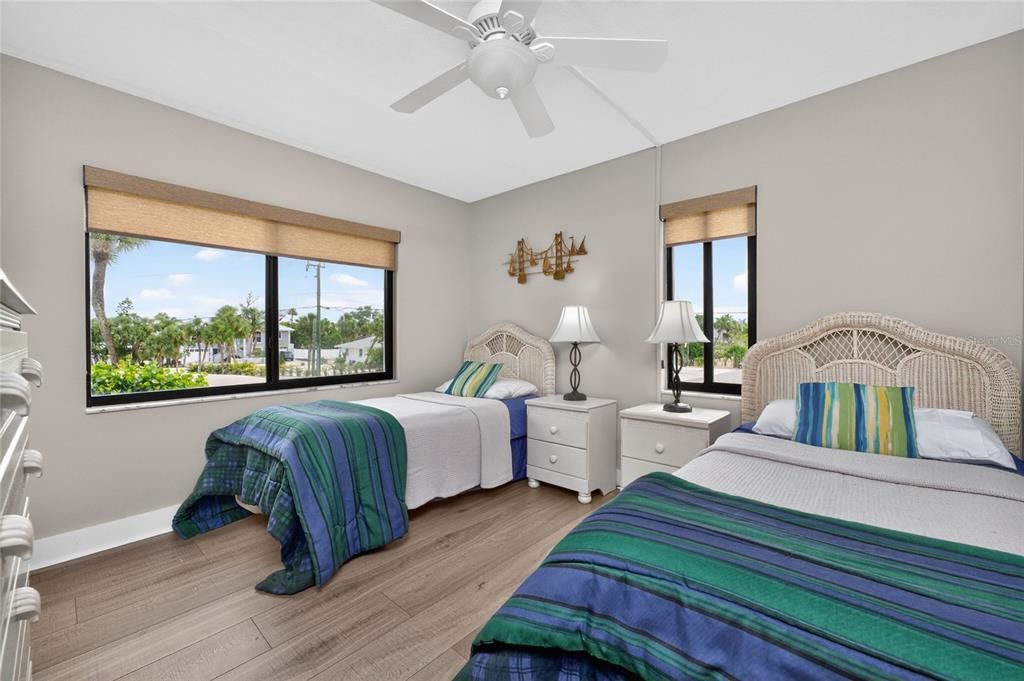 For Sale: $669,000 (2 beds, 2 baths, 993 Square Feet)