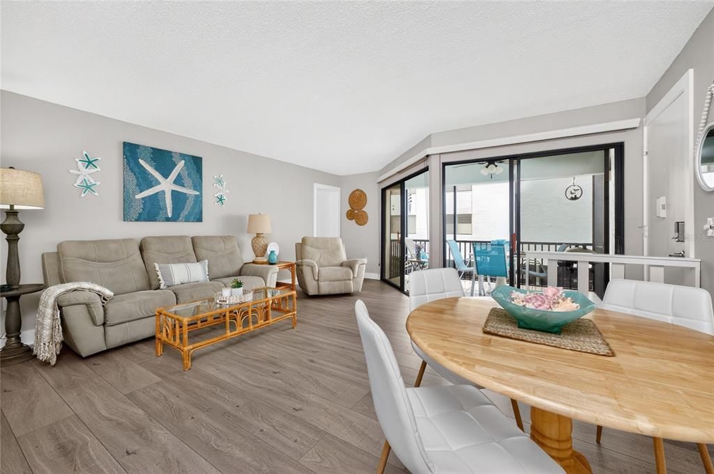 For Sale: $669,000 (2 beds, 2 baths, 993 Square Feet)