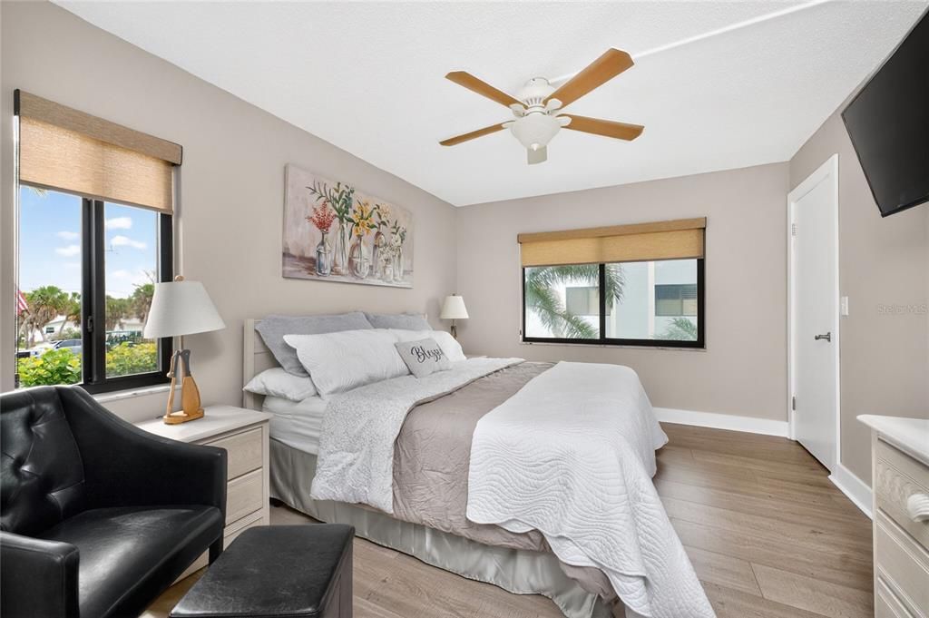 For Sale: $669,000 (2 beds, 2 baths, 993 Square Feet)
