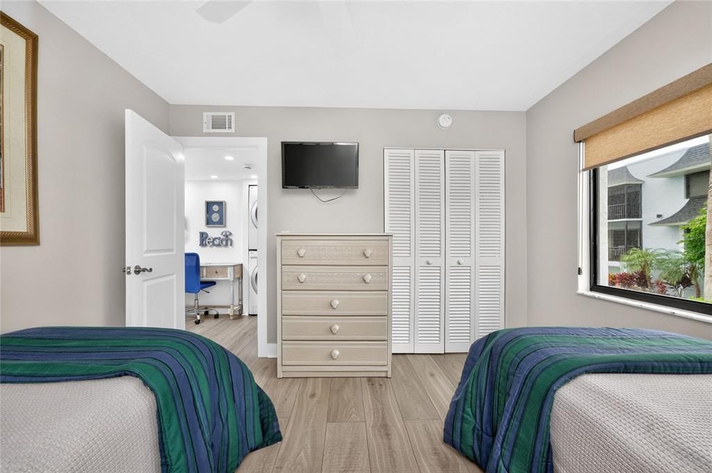 For Sale: $669,000 (2 beds, 2 baths, 993 Square Feet)