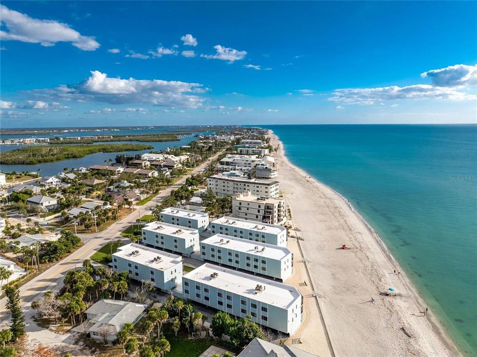 For Sale: $669,000 (2 beds, 2 baths, 993 Square Feet)