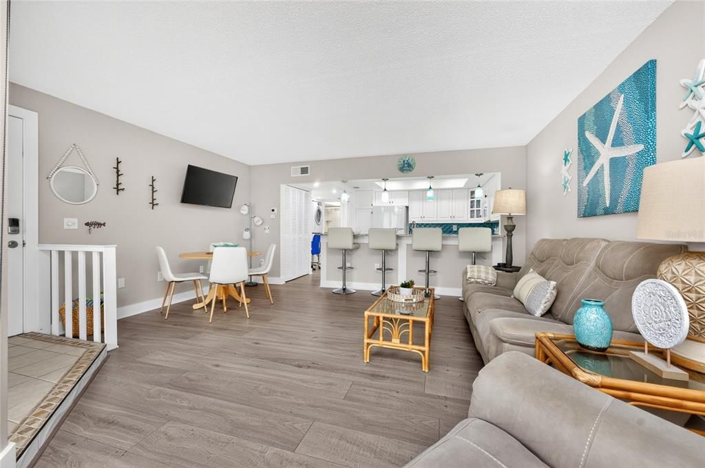 For Sale: $669,000 (2 beds, 2 baths, 993 Square Feet)