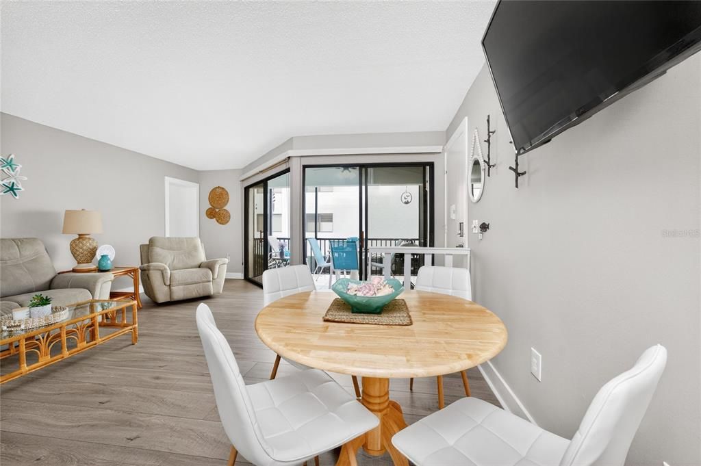 For Sale: $669,000 (2 beds, 2 baths, 993 Square Feet)