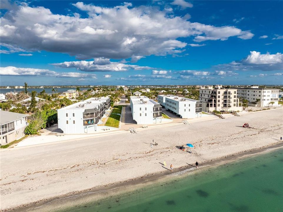 For Sale: $669,000 (2 beds, 2 baths, 993 Square Feet)