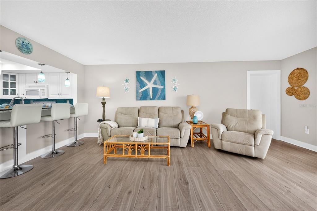 For Sale: $669,000 (2 beds, 2 baths, 993 Square Feet)