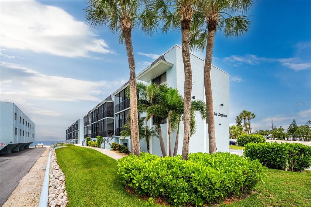 For Sale: $669,000 (2 beds, 2 baths, 993 Square Feet)