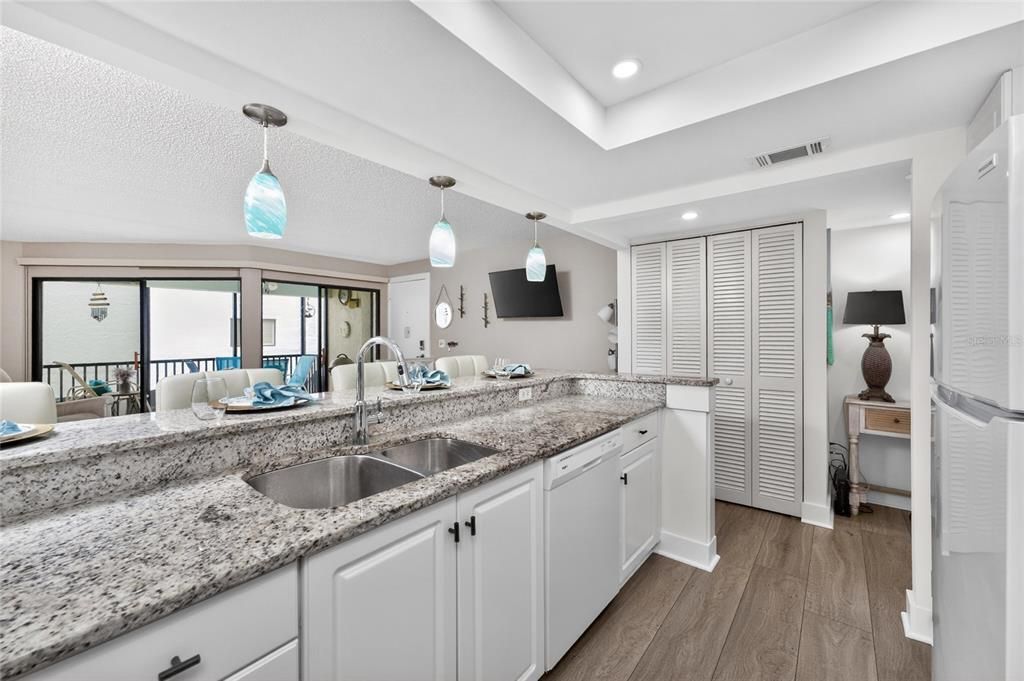 For Sale: $669,000 (2 beds, 2 baths, 993 Square Feet)