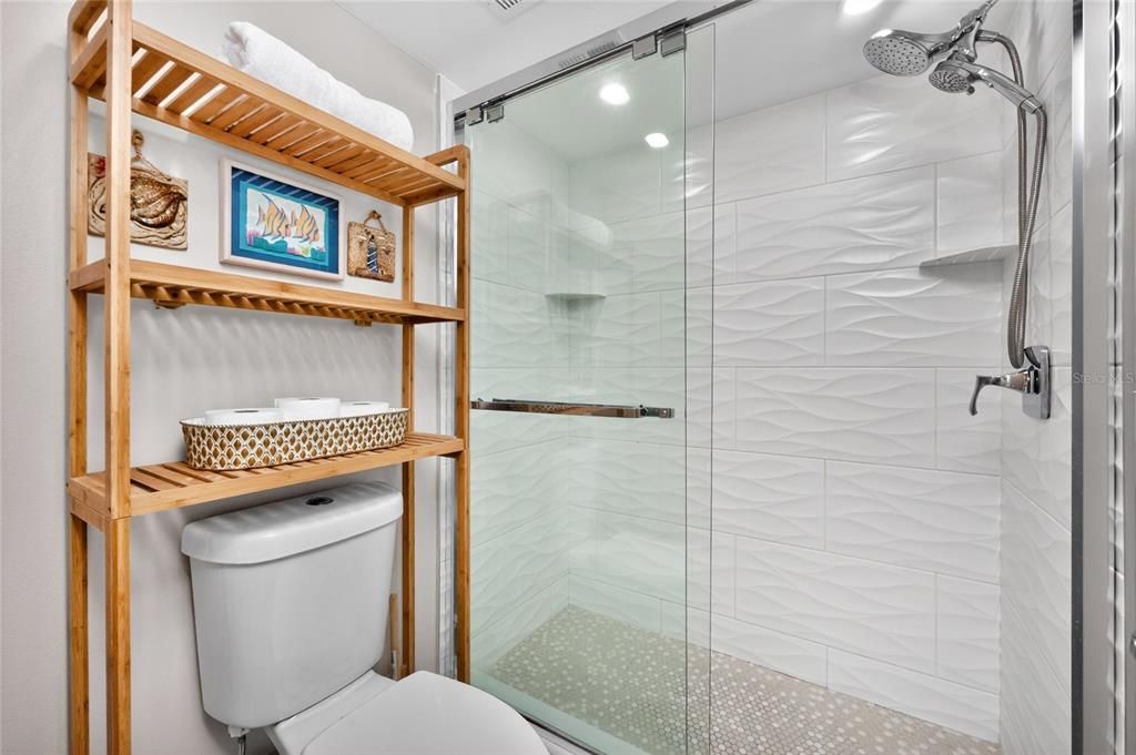 For Sale: $669,000 (2 beds, 2 baths, 993 Square Feet)