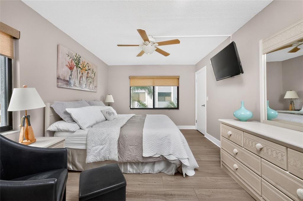For Sale: $669,000 (2 beds, 2 baths, 993 Square Feet)