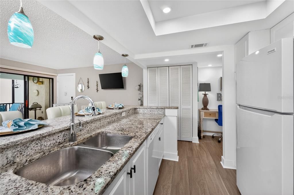 For Sale: $669,000 (2 beds, 2 baths, 993 Square Feet)